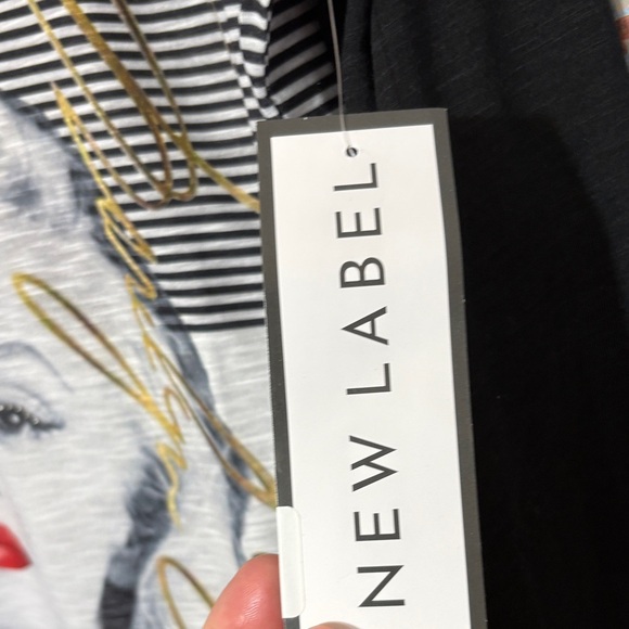 NWT Marilyn Graphic Long Sleeve Top gorgeous - Picture 3 of 7